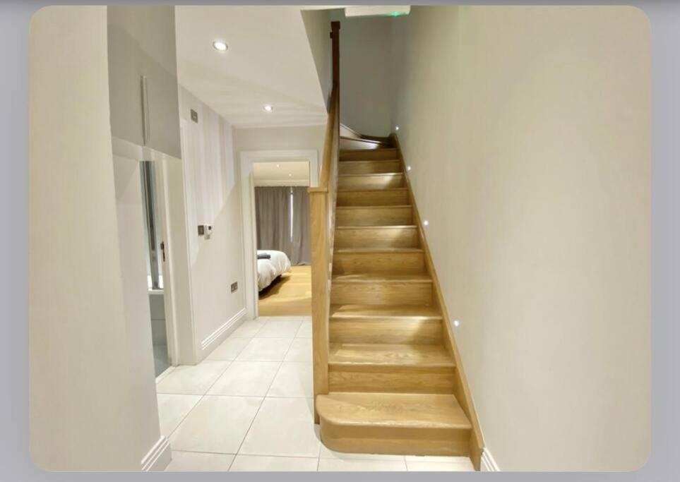 Luxury 4-Bed Apartment With Balcony & Garden, Near Emirates Stadium, 15 Mins To Central Londra Dış mekan fotoğraf