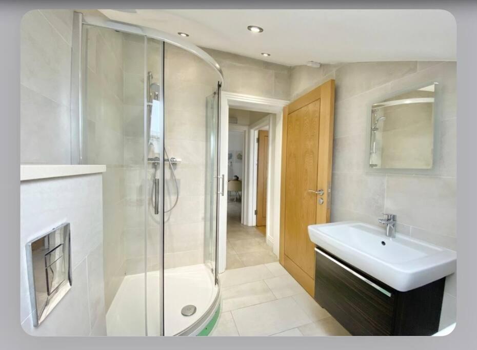 Luxury 4-Bed Apartment With Balcony & Garden, Near Emirates Stadium, 15 Mins To Central Londra Dış mekan fotoğraf
