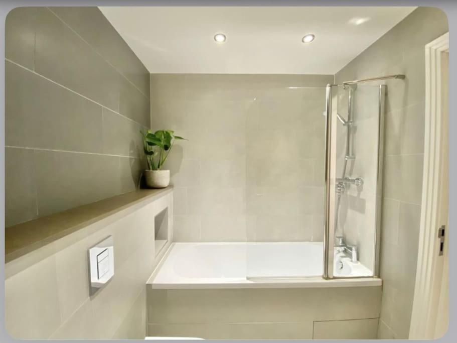 Luxury 4-Bed Apartment With Balcony & Garden, Near Emirates Stadium, 15 Mins To Central Londra Dış mekan fotoğraf