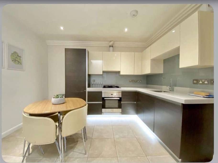 Luxury 4-Bed Apartment With Balcony & Garden, Near Emirates Stadium, 15 Mins To Central Londra Dış mekan fotoğraf