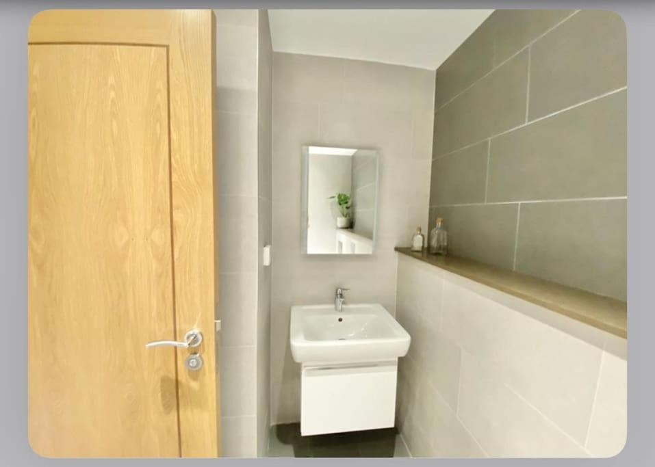 Luxury 4-Bed Apartment With Balcony & Garden, Near Emirates Stadium, 15 Mins To Central Londra Dış mekan fotoğraf
