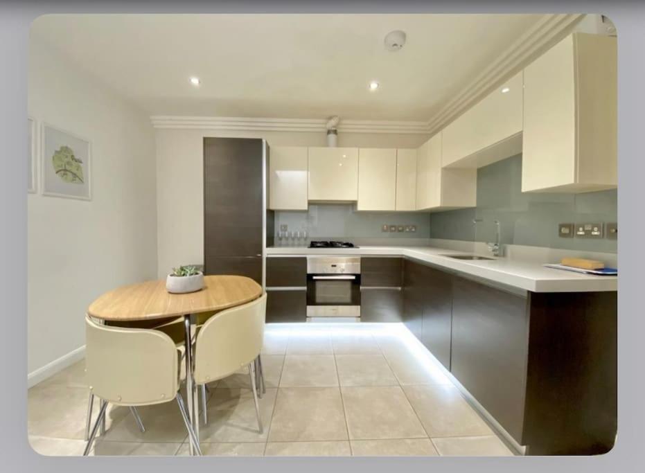 Luxury 4-Bed Apartment With Balcony & Garden, Near Emirates Stadium, 15 Mins To Central Londra Dış mekan fotoğraf