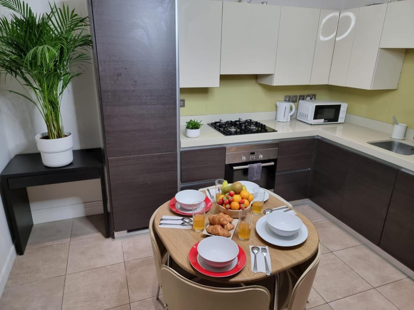 Luxury 4-Bed Apartment With Balcony & Garden, Near Emirates Stadium, 15 Mins To Central Londra Dış mekan fotoğraf